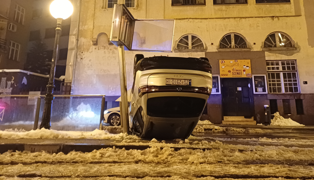 Teška nesreća u Zagrebu: Auto na krovu! Pogledajte fotke