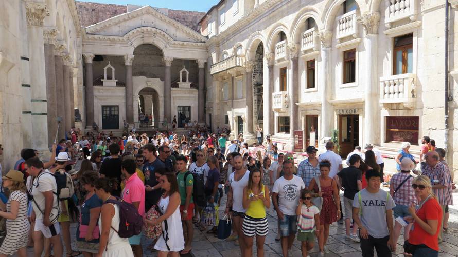 Split: Vrhunac je turisti?ke sezone, velike skupine ljudi razgledavaju gradske znamenitosti