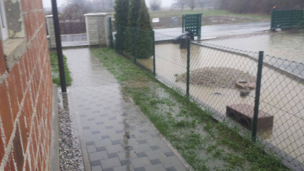 Zbog obilne kiše: Poplavile su ceste, voda je pred kućama