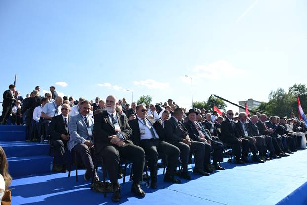 Zagreb: Uzvanici iz lože prate svečani vojni mimohod u povodu 30. obljetnice VRO Oluja