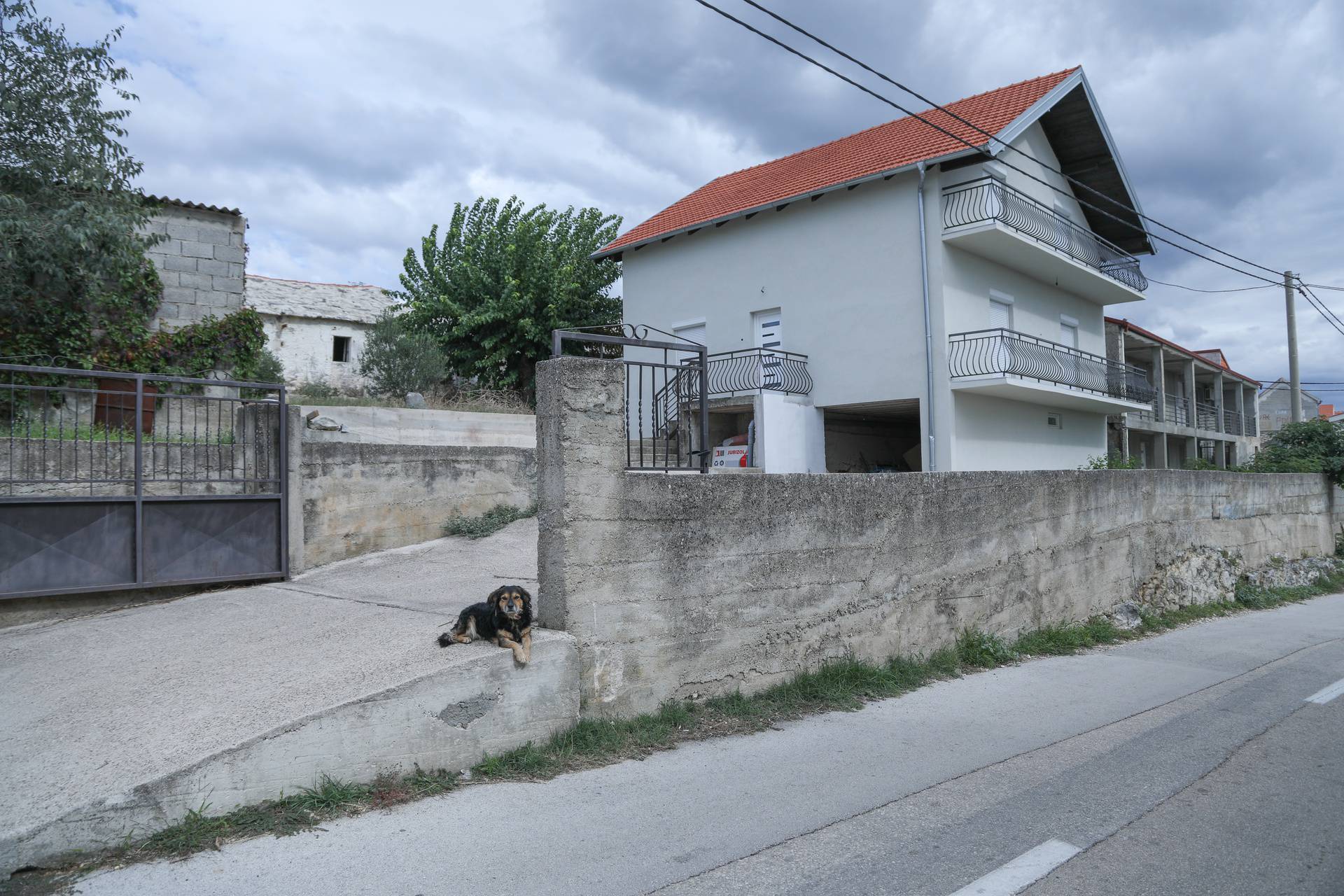 Perušić Benkovački: Župnik uhićen zbog optužbi za seksualno uznemiravanje