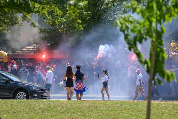 Zagreb: Zapaljene baklje u fan zoni na Bundeku uoči Thompsonovog koncerta 