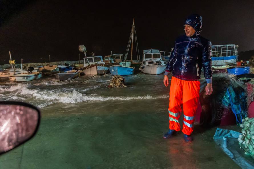 Kaštela: Ciklonalna plima poplavila rivu i okolne ulice