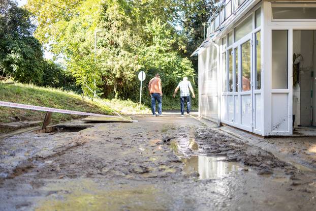 
Zagreb: Pukla cijev, voda prodrla u bolnički podrum u Rockefellerovoj