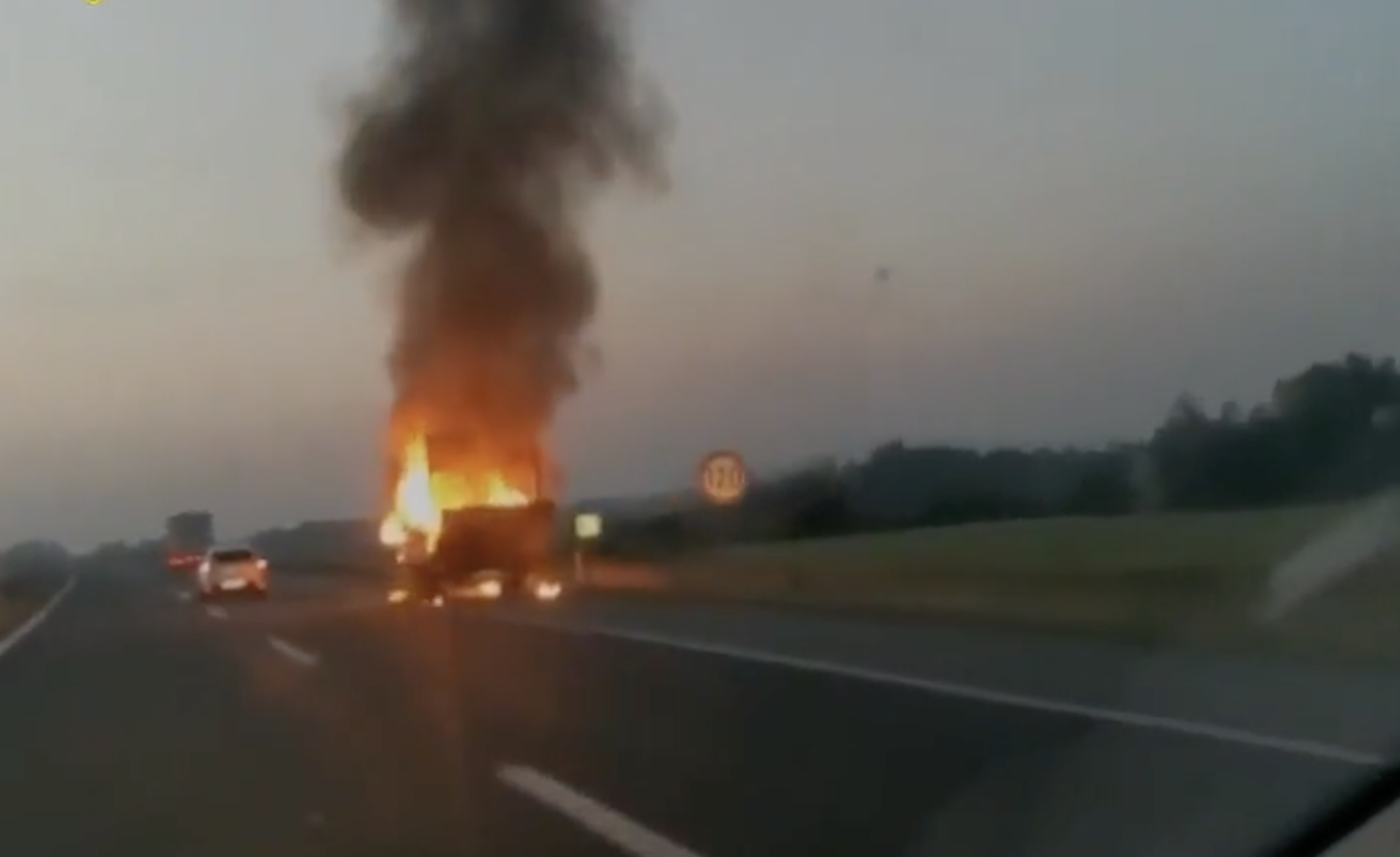 Pogledajte video buktinje: Na autocesti A3 planuo je kamion