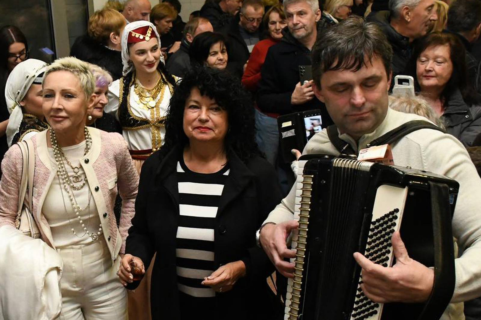 Bjelovar: Ambasadorica Srbije u RH Nj.E. Jelena Milić i Višnja Pevec pjevale i plesale kolo uz harmoniku