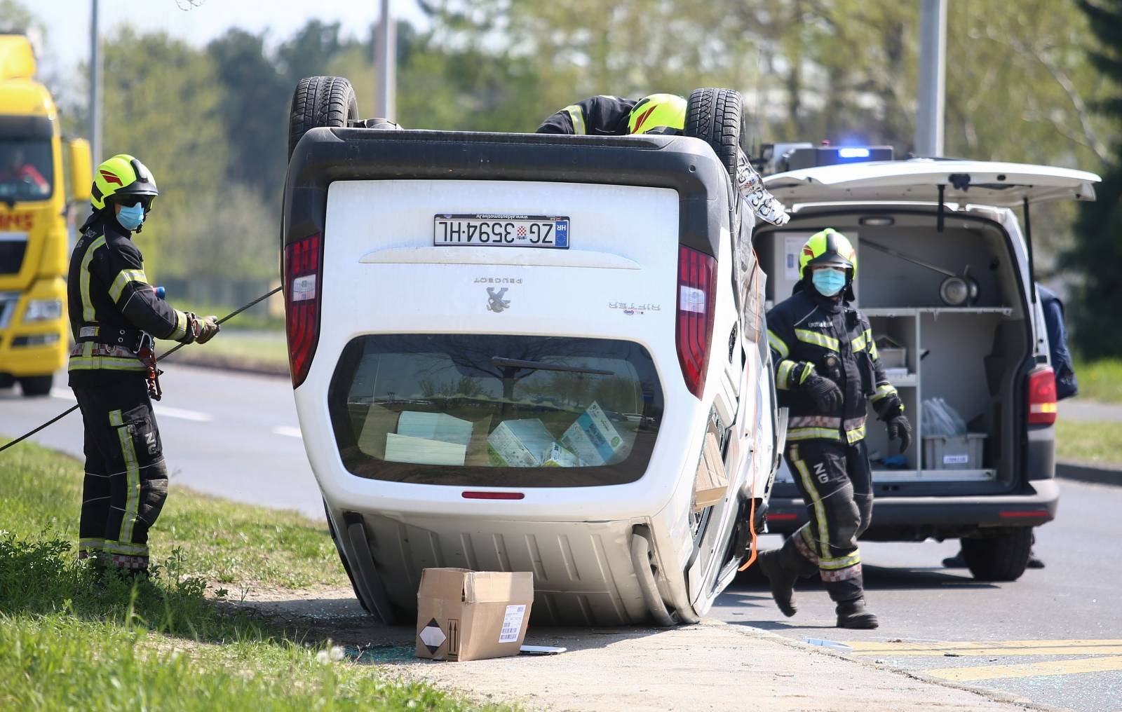 U Zagrebu na Slavonskoj aveniji auto završio na krovu