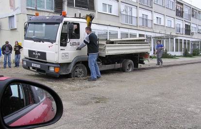 Kamion je 'potonuo' na glavnom trgu u Popovači
