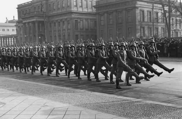 Berlin, Neue Wache, Aufziehen der Wache / Foto 1936