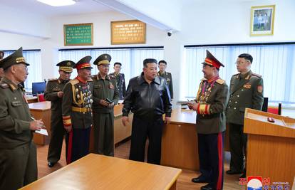 Sjeverna Koreja je proizvela moderni bacač, Kim Jong-un nadgledao ispaljivanje raketa