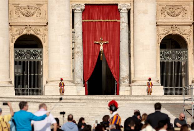 Rim: Brojni vjernici na Trgu sv. Petra čekaju procesiju s tijelom pape Franje