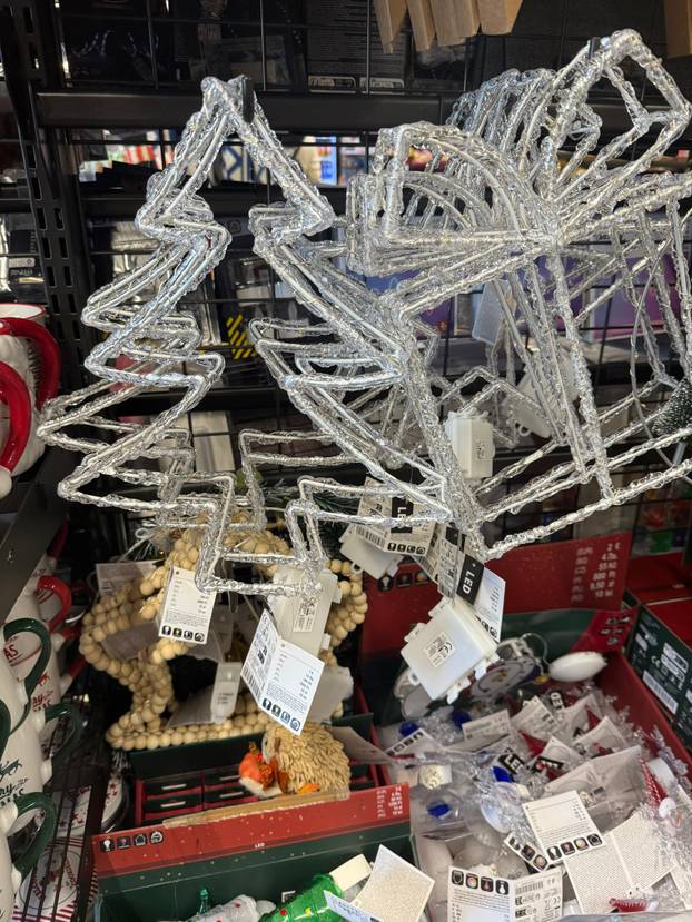 FOTO Trgovci su izvukli božićne ukrase! Pogledajte što se nudi, snježne kugle idu i za 74 eura...