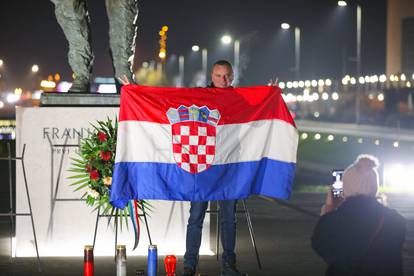 FOTO Navijači se okupljaju na ulicama diljem Zagreba: Čekaju da prođe autobus s vatrenima