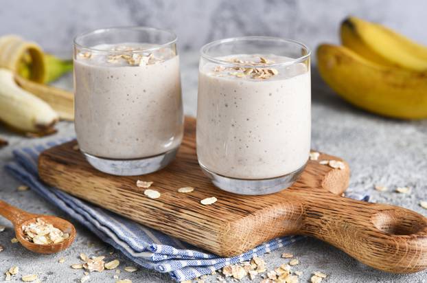 Smoothie,With,Banana,And,Oatmeal,For,Breakfast,On,A,Light