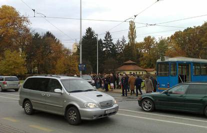 Zagreb: Kod stadiona autom naletio na tramvaj