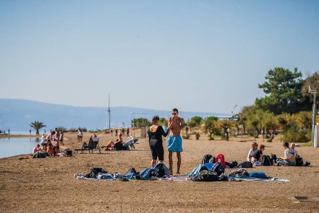 Omiš: Ljetni ugođaj na gradskoj plaži