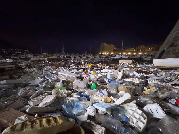 Dubrovnik: Velike količine smeća i plastike nanesene su jakim jugom u staru luku