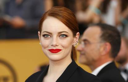 Emma Stone za crveni tepih bira super kombinacije s hlačama