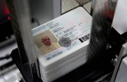 Kao obični smrtnici: I Papa je izradio osobnu i putovnicu