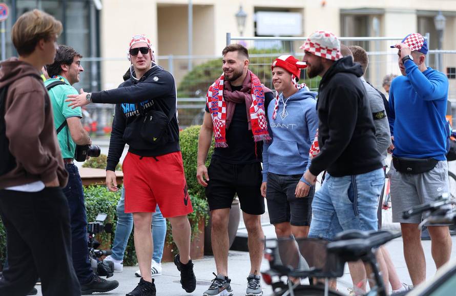 Berlin: Pored Fan zone blizu Brandenburških vrata počeli su se okupljati hrvatski navijači