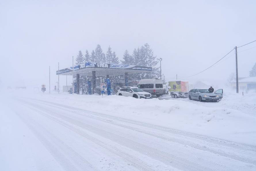Korenica: Jako snježno nevrijeme stvorilo velike probleme u prometu