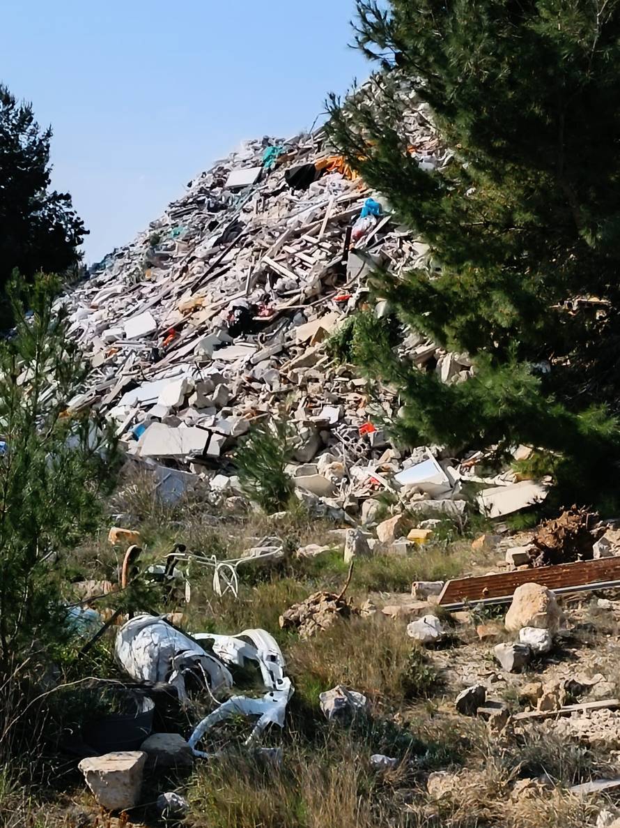 Uhićena dva muškarca: Deponij stigao do ruba kanjona, otpad zakopali i posadili masline?