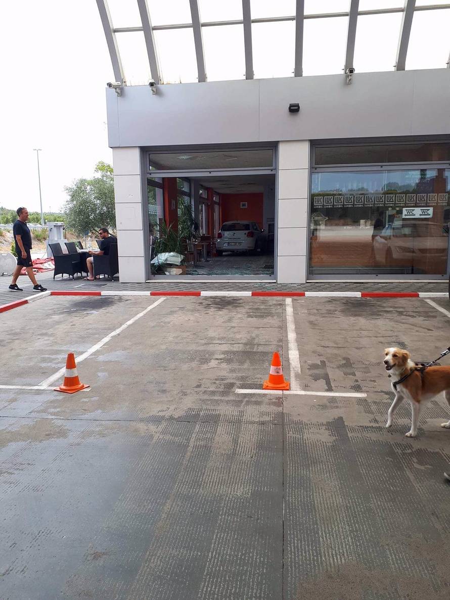 Srećom stradali su samo auti: Upss! Pa samo smo dodali gas