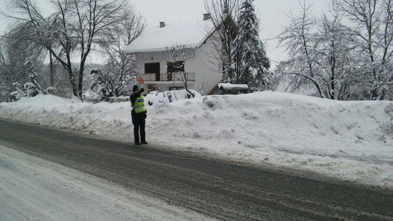 Policija se pješke probija kroz snijeg i građanima nosi hranu