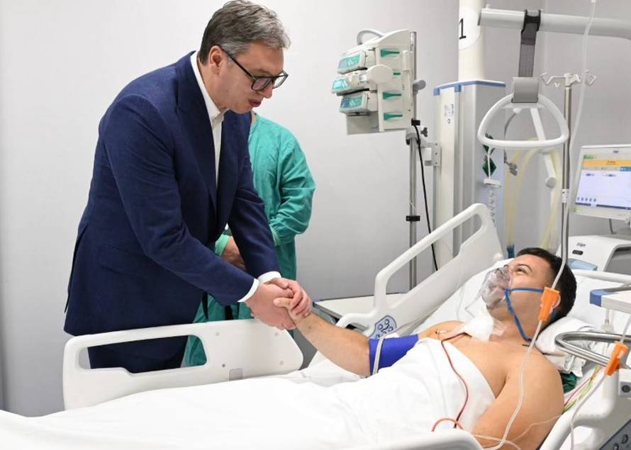 FOTO Teško ranjenog policajca u bolnici posjetio Vučić: 'Čestitao sam mu na izuzetnoj hrabrosti'