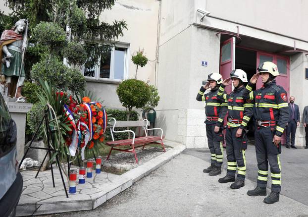 Šibenik: Povodom blagdana svetog Florijana ispred vatrogasnog doma položeni vijenci i svijeće za sve stradale vatrogasce 
