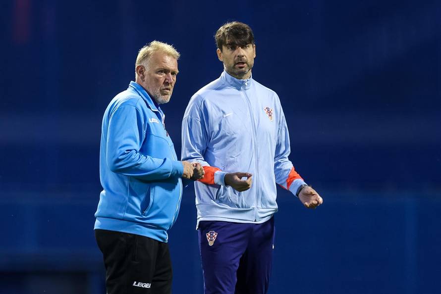 Igači u inspekciji terena  uoči početka kvalifikacijske utakmice Hrvatske i Crne Gore za Svjetsko prvenstvo