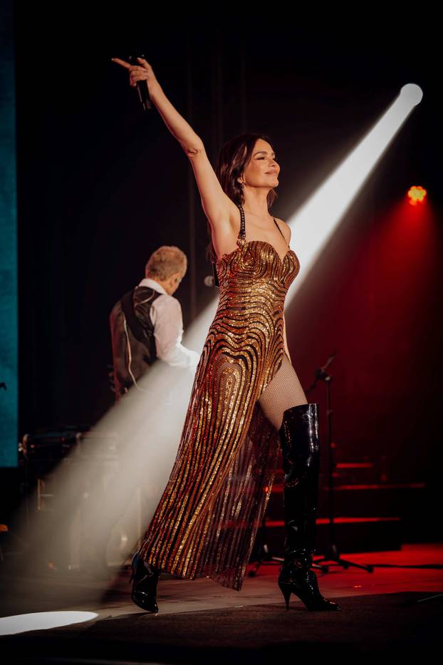 FOTO Severina u izazovnom izdanju oduševila obožavatelje na trosatnom spektaklu u Sisku
