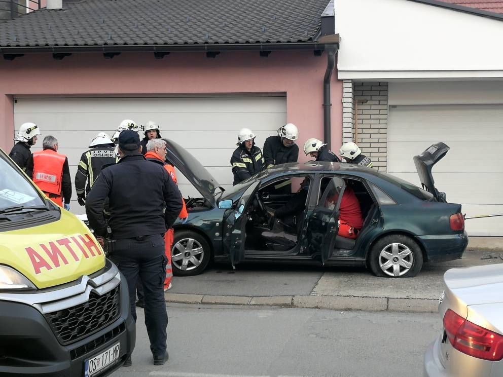 U Osijeku se sudarila dva auta, putnike iz oba odvezla je Hitna