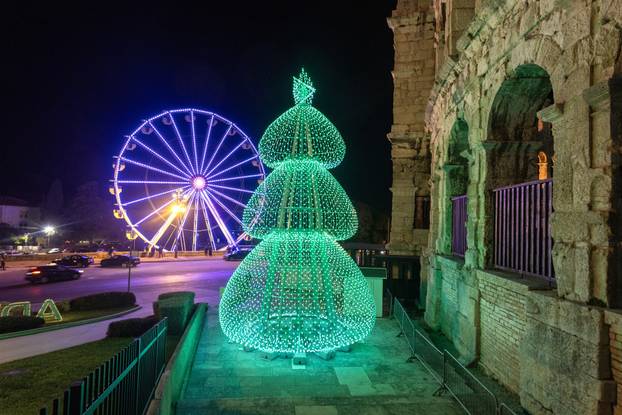 Pula: Podno Arene pokrenut panoramski kotač  koji je dio Adventa