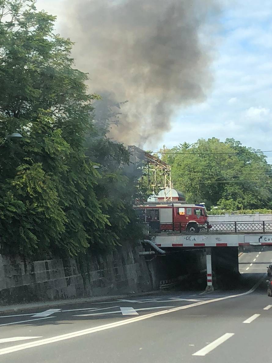 Video: Kod Botaničkog vrta gori raslinje i građevinski otpad