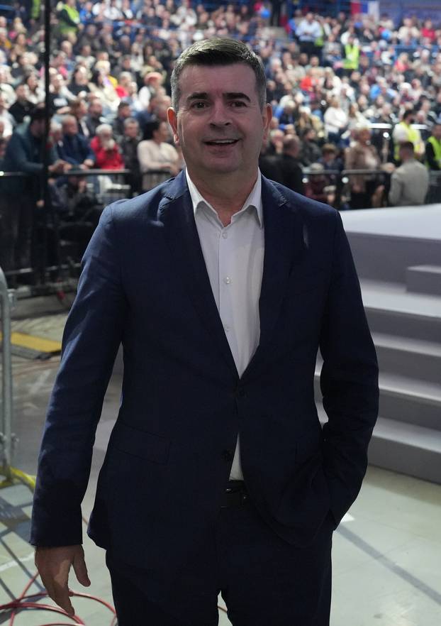 U Beogradskoj Areni održan je skup Srpske napredne stranke "Srbija - naša obitelj"