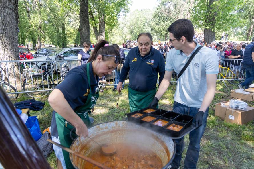 Osijek. Podjela graha na lijevoj obali Drave na Praznik rada