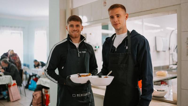 FOTO Svaka čast! Dinamovci dijelili obroke u Pučkoj kuhinji