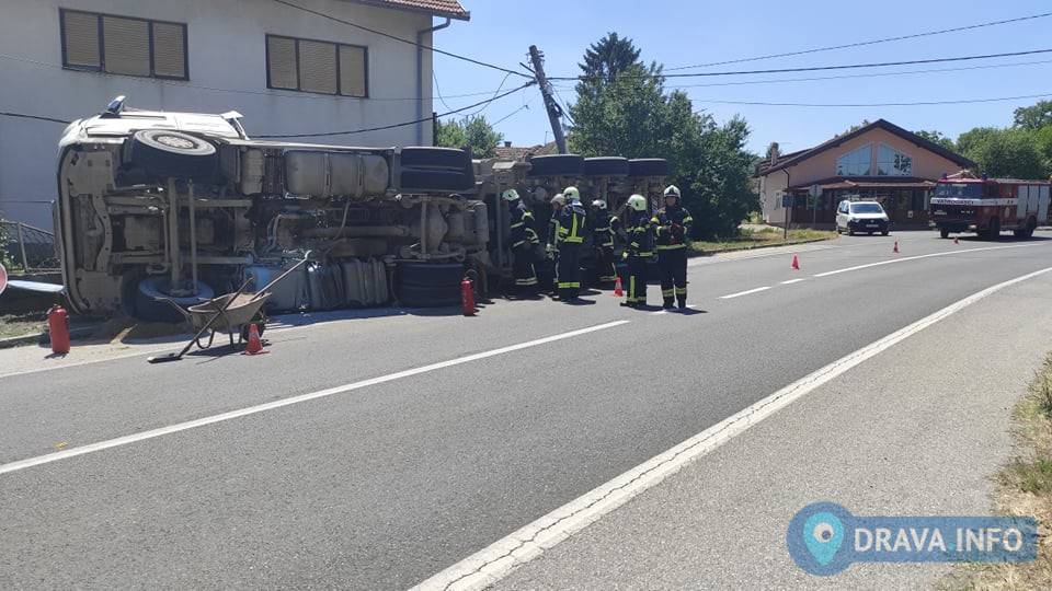 Prevrnuo se kamion kod Koprivnice, zakačio rasvjetni stup, prometni znak i ogradu