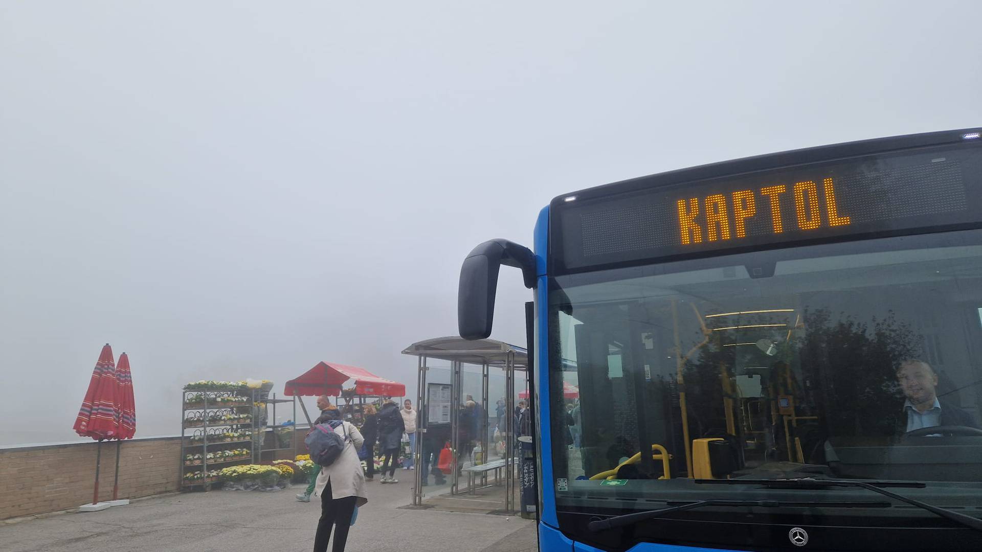 FOTO Maglovito jutro diljem Zagreba, građani obišli Mirogoj i prisjetili se svojih najmilijih