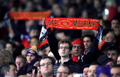 Navijači Uniteda pokupovali šalove s Mourinhovim likom