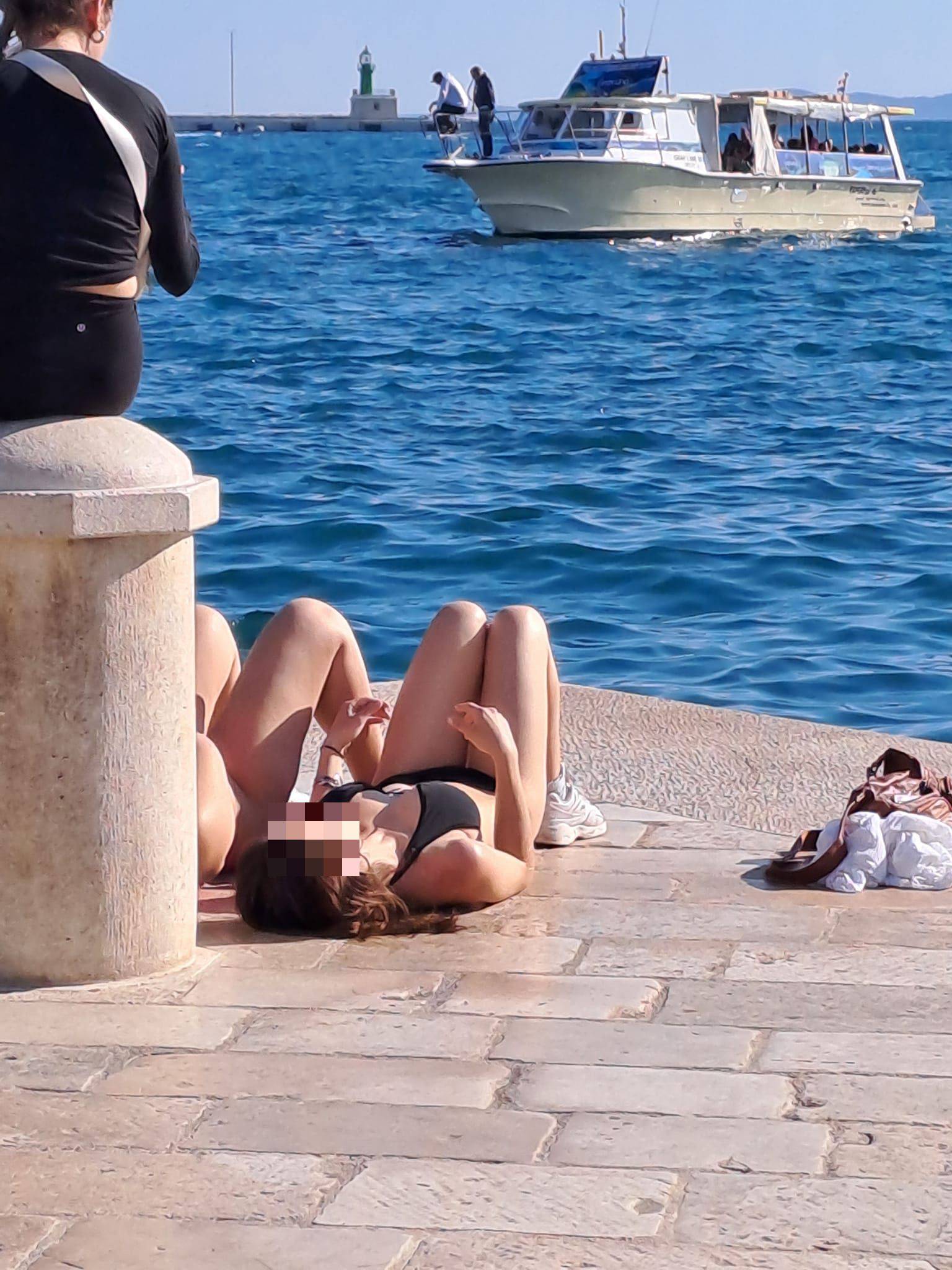 Turistkinje se skinule i sunčale na splitskoj rivi: 'Jesu li uveli kazne za ovo? Di su redari?!'