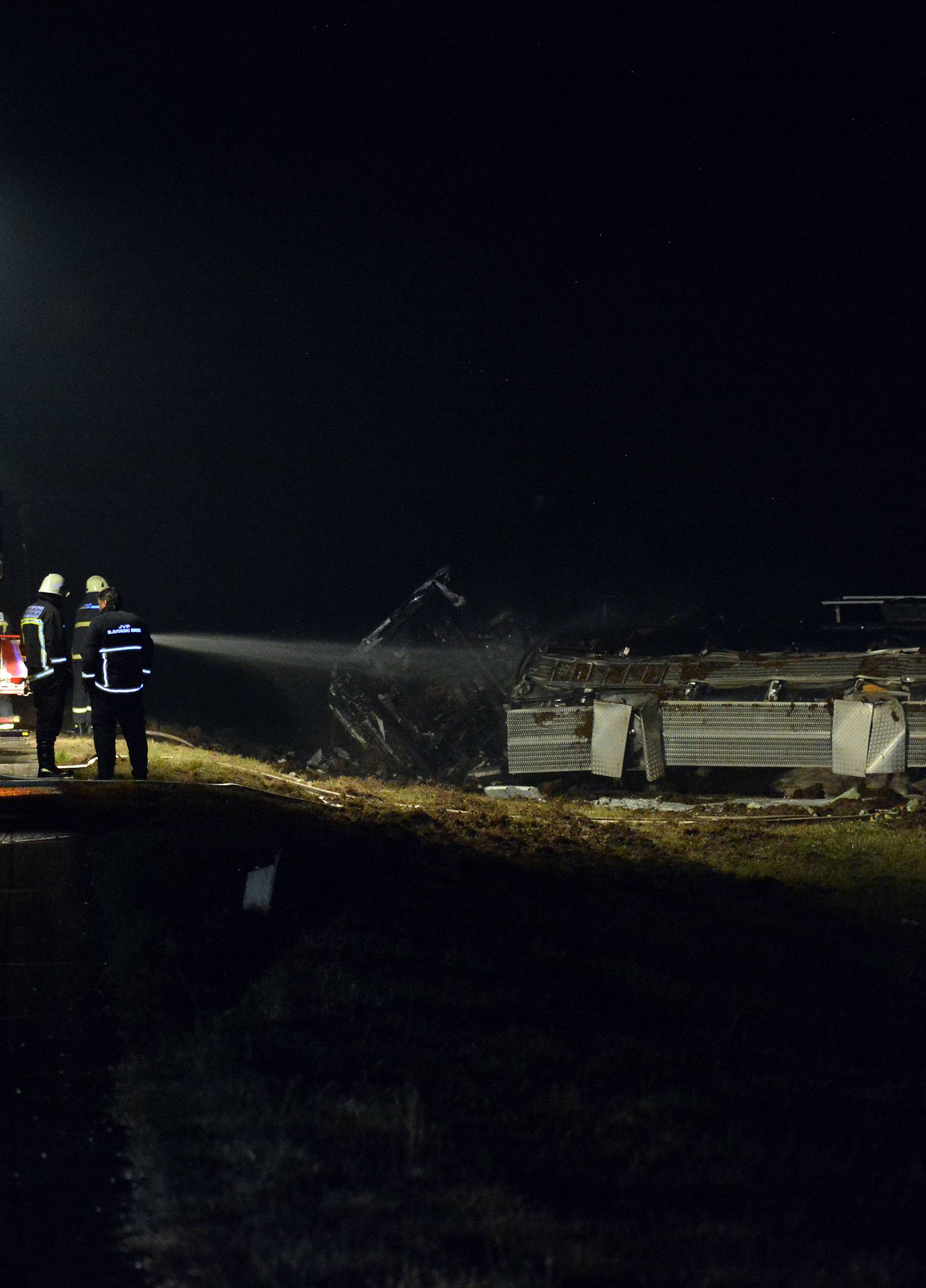 Na autocesti Bregana-Lipovac prevrnula se cisterna i zapalila