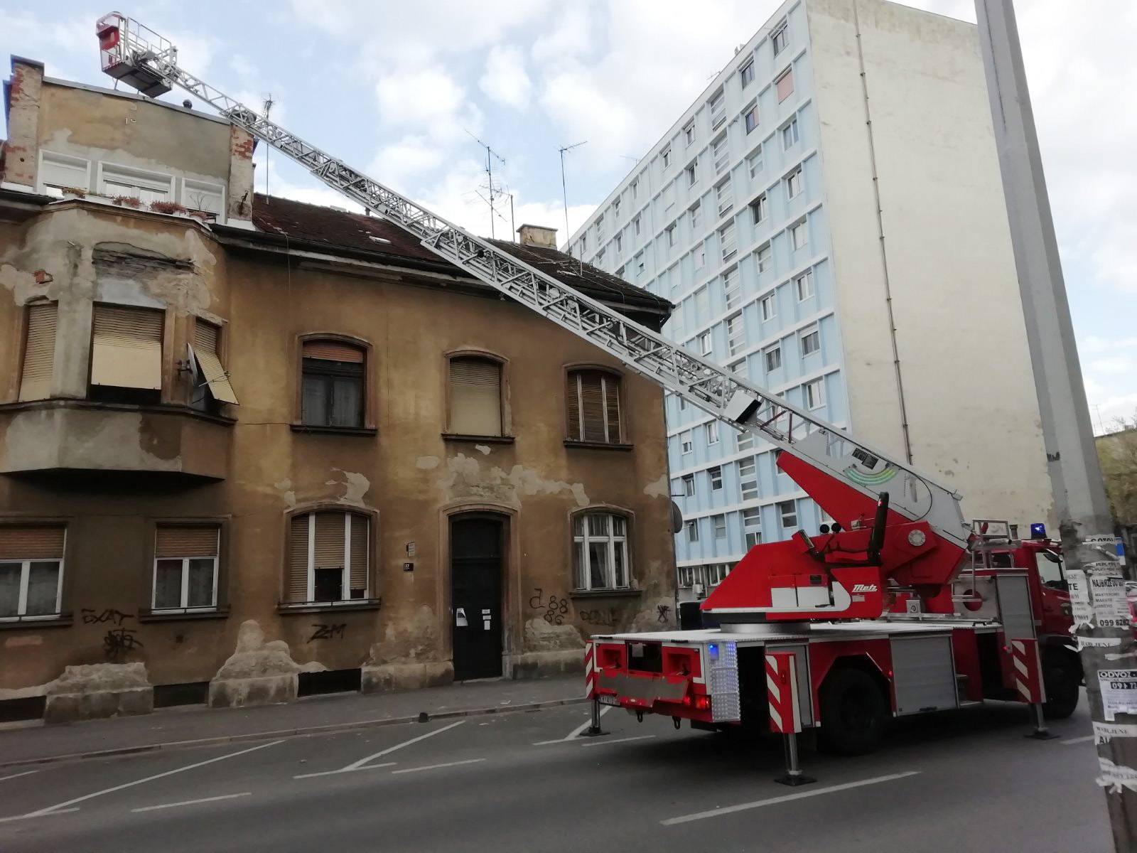 Vatrogasci pomažu žrtvama potresa, u borbi protiv korone