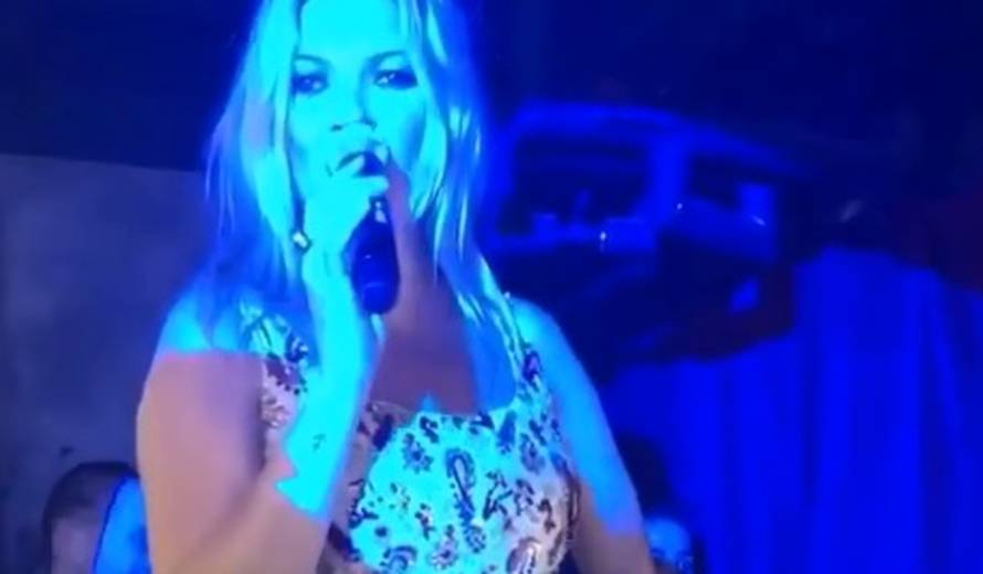 Kate Moss iskočila iz torte pa pokazala 'previše' ispod haljine