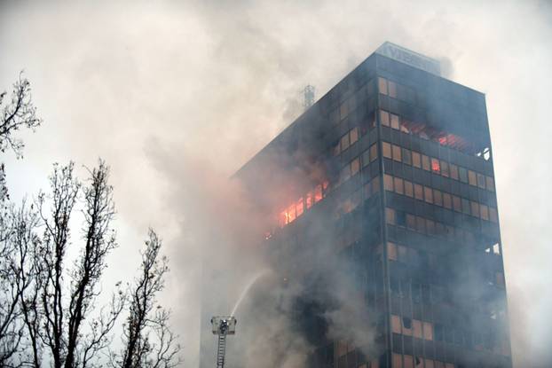 Zagreb: Nastavlja se gašenje Vjesnikovog nebodera, teška noć iza vatrogasaca