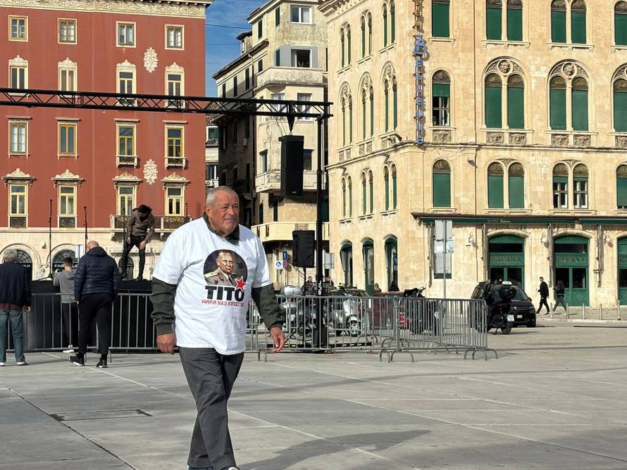 FOTO Gotov prosvjed na Rivi: Torcidaši su došli pred zgradu suda i urlali 'Za dom spremni'