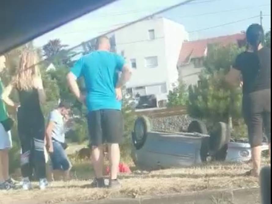 Auto završio na krovu: 'Čuo sam škripu, udario je u rubnik'