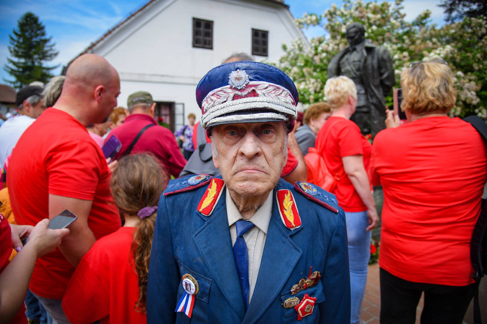 Kumrovec: Ljubitelji Josipa Broza Tita okupili su se ispred njegove rodne kuće kako bi proslavili 130. rođendan