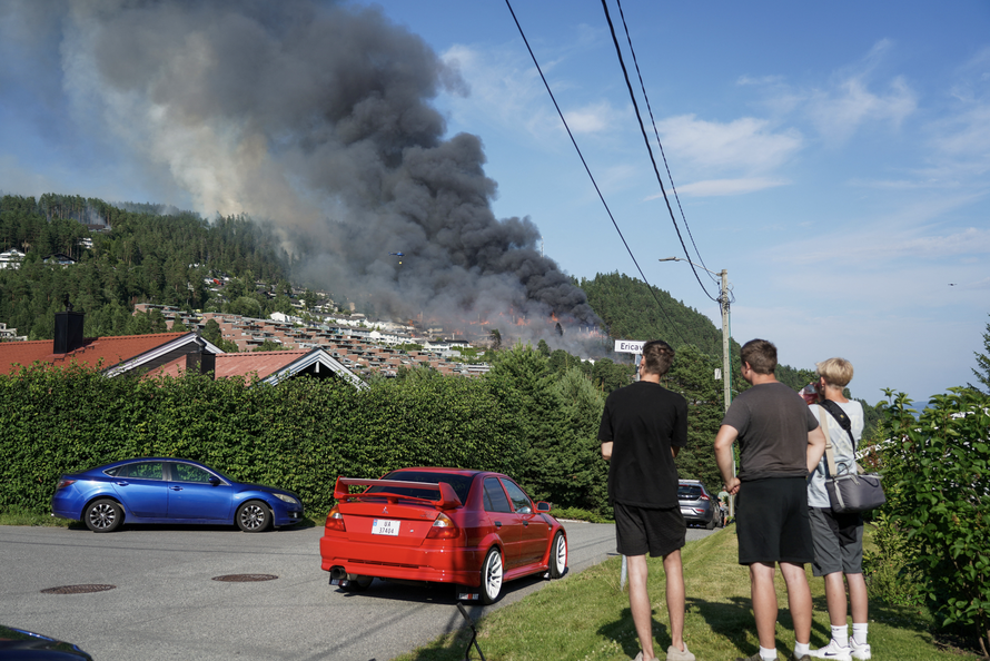 FOTO Veliki požar na jugu Norveške: Izgorjelo preko 50 kuća, stotine ljudi evakuirane